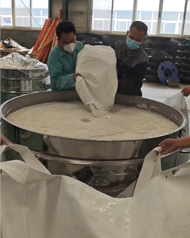 客戶帶料來廠試機(jī)，1500振動篩＋2套超聲波系統(tǒng)，不堵網(wǎng)、產(chǎn)量大、精度高，效果非常好！